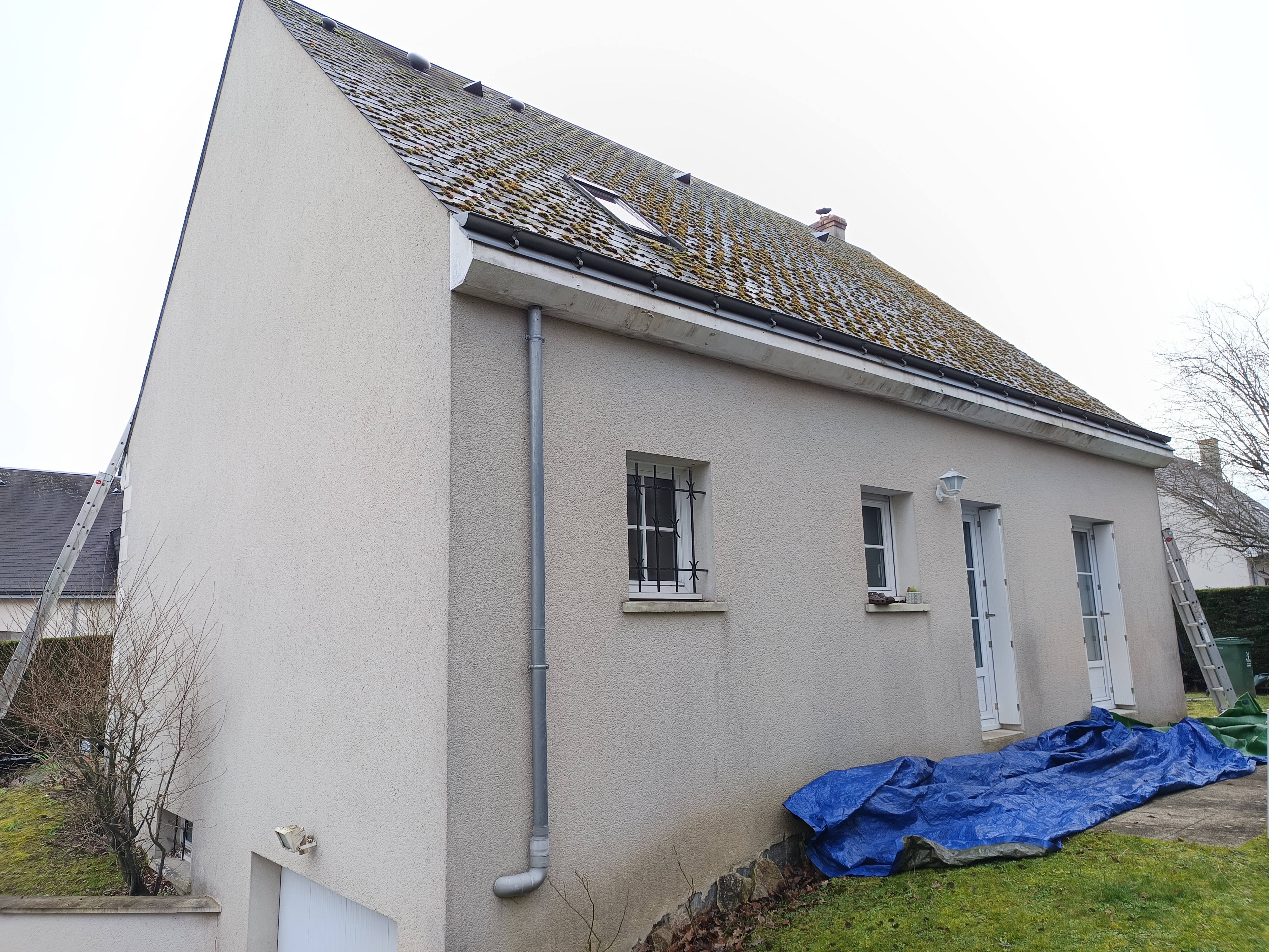 Démoussage toiture en ardoise synthétique à Joué-lès-Tours Joué-lès-Tours