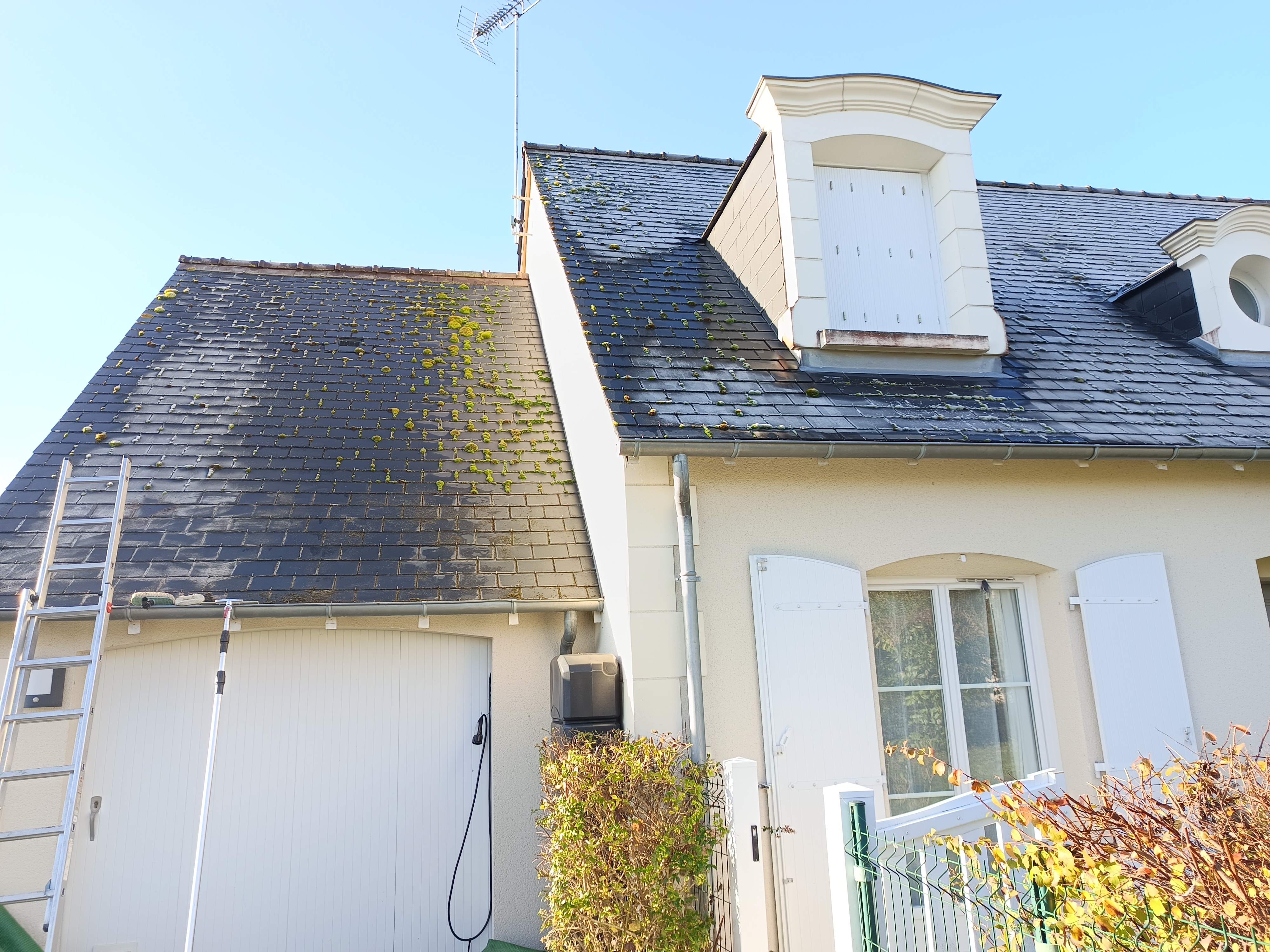 Démoussage toiture en ardoise synthétique à Azay-le-Rideau Azay-le-Rideau