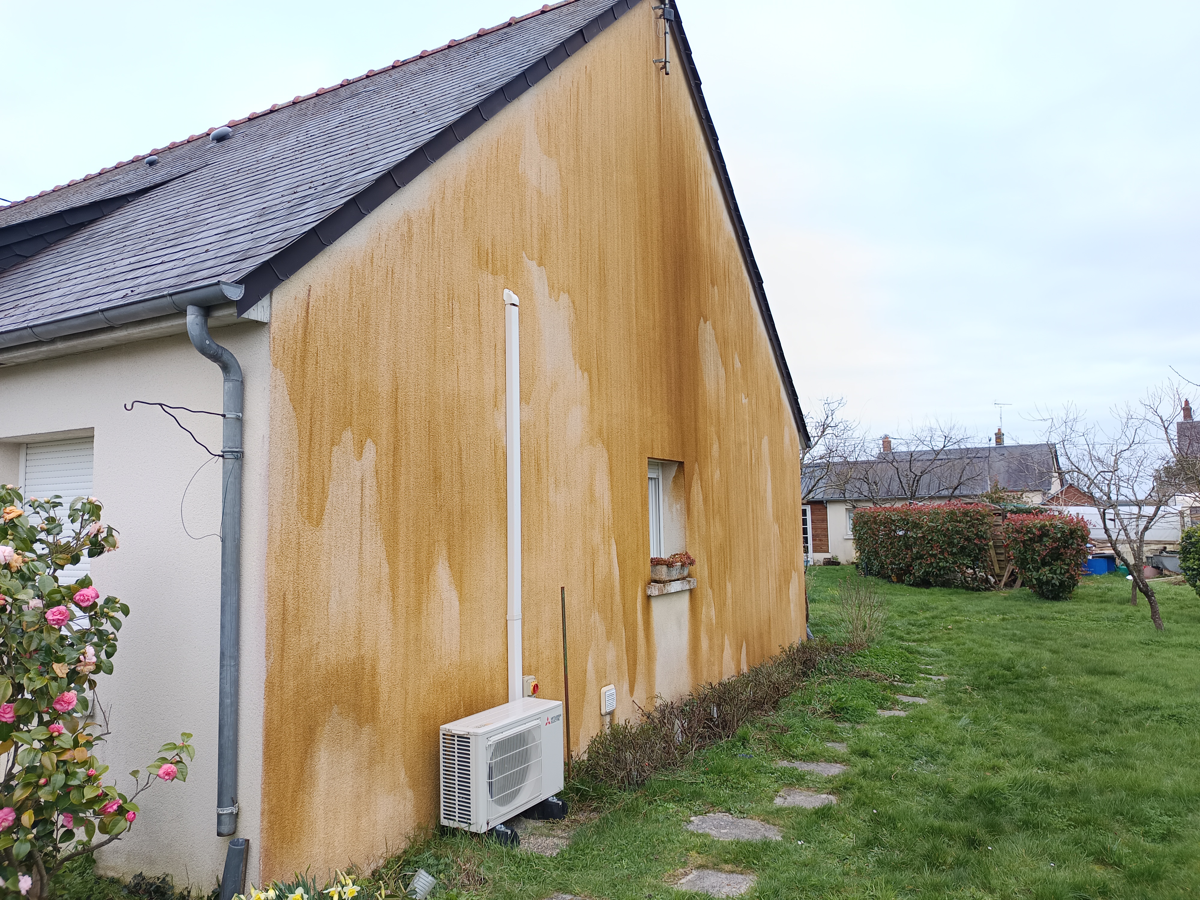 Démoussage toiture et nettoyage façade Morand